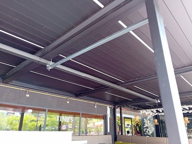Terrasoverkapping bestaande uit 3 delen met 1 glazen wand (5 vensters) (25) - afbeelding 6 van  6