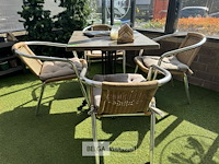 Terrasset tafel met 4 stoelen