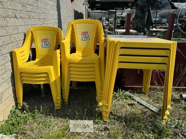 Terrastafel met div stoelen - afbeelding 2 van  5