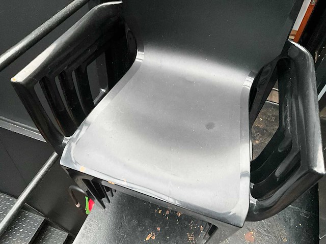 Terrastafels (24x) + stoelen (44x) - afbeelding 9 van  9