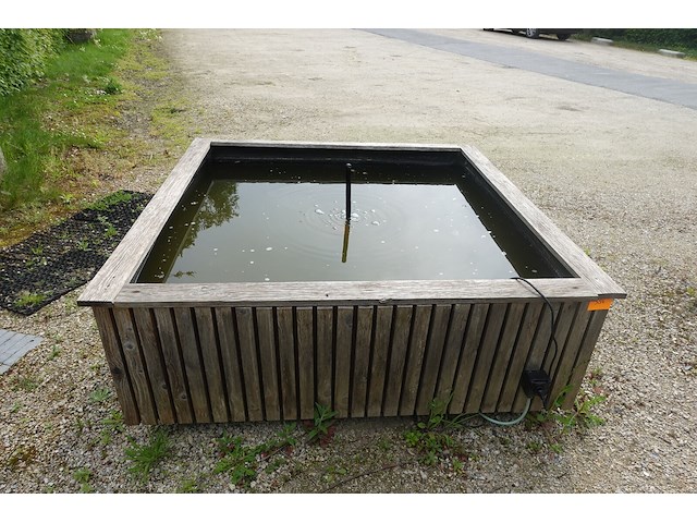 Terrasvijver met fontijn - afbeelding 1 van  3