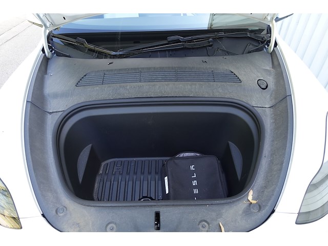Tesla model y - afbeelding 18 van  20