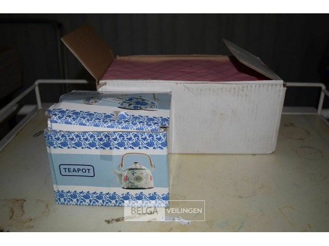 Theepot en doos papieren inpakzakjes - afbeelding 1 van  3