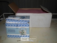 Theepot en doos papieren inpakzakjes - afbeelding 1 van  3