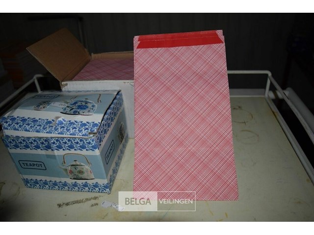 Theepot en doos papieren inpakzakjes - afbeelding 3 van  3