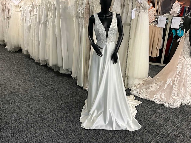 Theia bruidsjurken (9x) - afbeelding 1 van  22