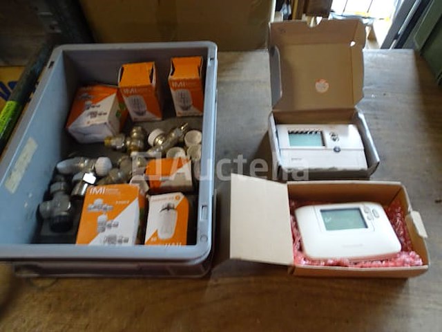 Thermostaten, thermostatische kleppen, diverse fittingen in een pvc-bak - afbeelding 1 van  8