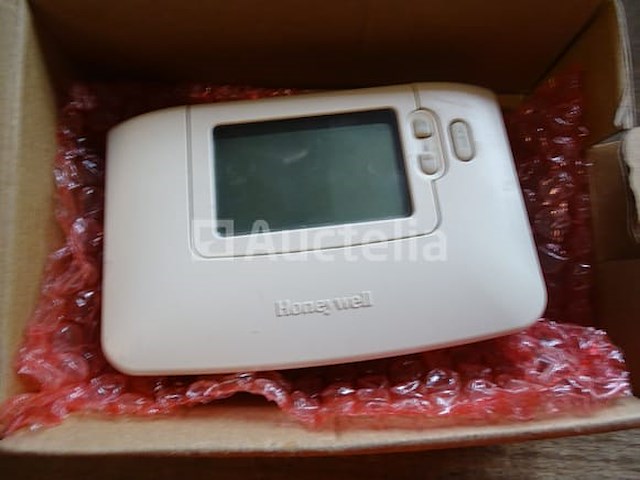 Thermostaten, thermostatische kleppen, diverse fittingen in een pvc-bak - afbeelding 3 van  8