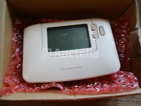 Thermostaten, thermostatische kleppen, diverse fittingen in een pvc-bak - afbeelding 3 van  8