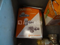 Thermostaten, thermostatische kleppen, diverse fittingen in een pvc-bak - afbeelding 4 van  8