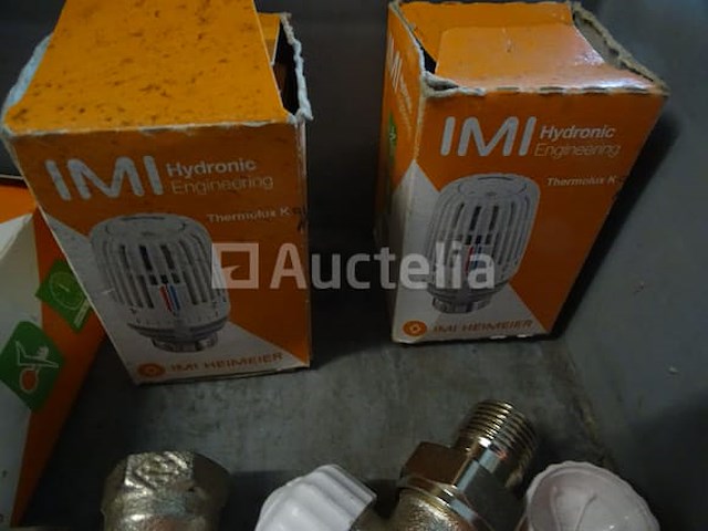 Thermostaten, thermostatische kleppen, diverse fittingen in een pvc-bak - afbeelding 5 van  8