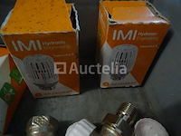 Thermostaten, thermostatische kleppen, diverse fittingen in een pvc-bak - afbeelding 5 van  8