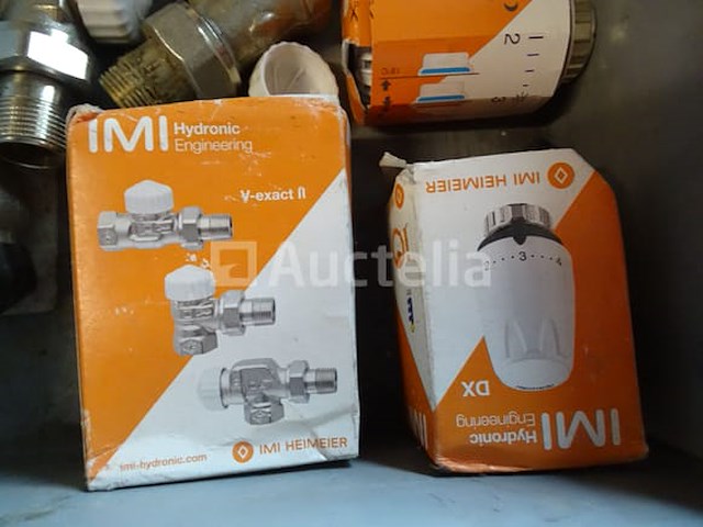 Thermostaten, thermostatische kleppen, diverse fittingen in een pvc-bak - afbeelding 6 van  8