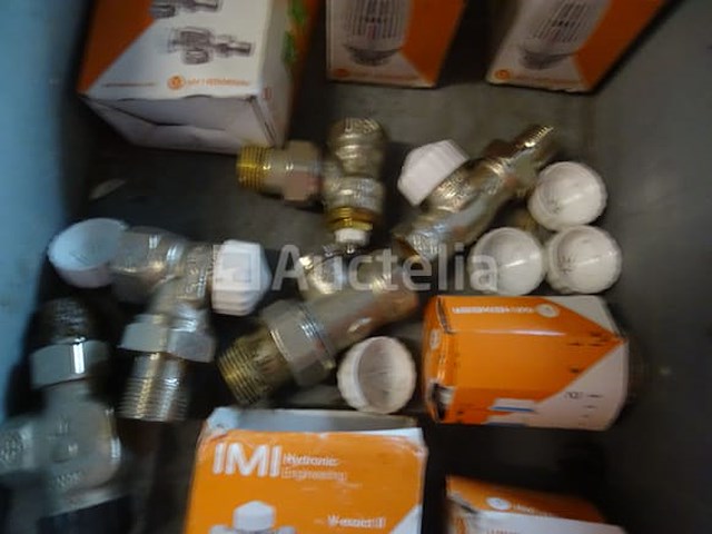 Thermostaten, thermostatische kleppen, diverse fittingen in een pvc-bak - afbeelding 7 van  8