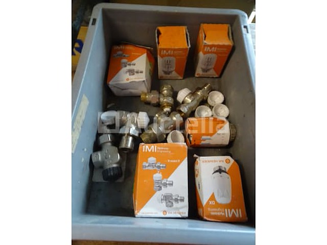 Thermostaten, thermostatische kleppen, diverse fittingen in een pvc-bak - afbeelding 8 van  8