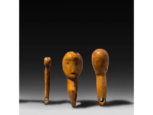 Three bone lega tutimbitimbi or mini phalluses, d.r. congo, h 5 - 6 cm - afbeelding 1 van  6