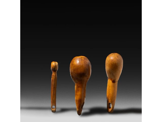 Three bone lega tutimbitimbi or mini phalluses, d.r. congo, h 5 - 6 cm - afbeelding 2 van  6