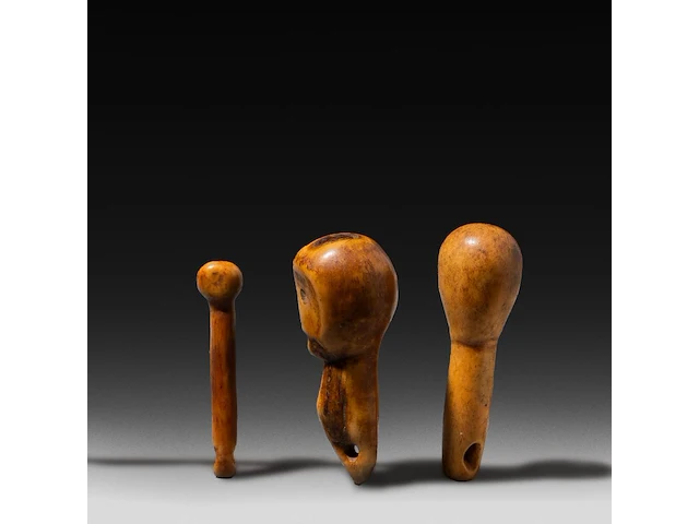 Three bone lega tutimbitimbi or mini phalluses, d.r. congo, h 5 - 6 cm - afbeelding 3 van  6