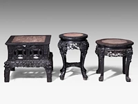 Three chinese carved hardwood bases, incl. a large square base, intricately carved in openwork, late qing, h 41 - 45 x 45 cm - afbeelding 2 van  6