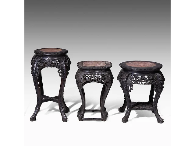 Three chinese carved hardwood bases, open-work carved with a floral motif, late qing, h 48 - 49 - 61 cm - afbeelding 3 van  6