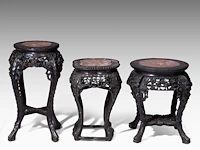 Three chinese carved hardwood bases, open-work carved with a floral motif, late qing, h 48 - 49 - 61 cm - afbeelding 3 van  6