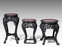 Three chinese carved hardwood bases, open-work carved with a floral motif, late qing, h 48 - 49 - 61 cm - afbeelding 5 van  6