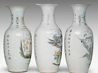 Three chinese famille rose 'figures in a garden' vases, all with a signed text on the back, republic period, h 56 - 58 cm - afbeelding 4 van  6