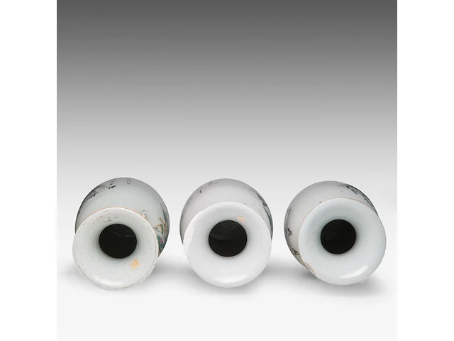 Three chinese famille rose 'figures in a garden' vases, all with a signed text on the back, republic period, h 56 - 58 cm - afbeelding 5 van  6