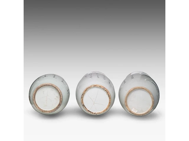 Three chinese famille rose 'figures in a garden' vases, all with a signed text on the back, republic period, h 56 - 58 cm - afbeelding 6 van  6