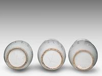 Three chinese famille rose 'figures in a garden' vases, all with a signed text on the back, republic period, h 56 - 58 cm - afbeelding 6 van  6