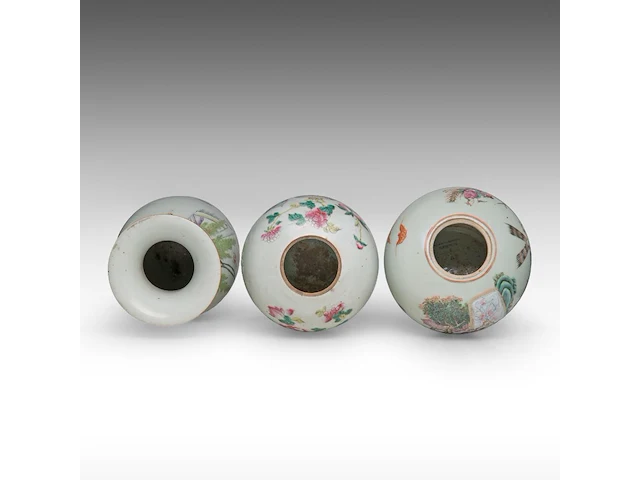 Three chinese famille rose ware, incl. a fine 'immortals' melon-shaped ginger jar, all late 19thc, total h 22,5 - h 42 cm - afbeelding 5 van  8