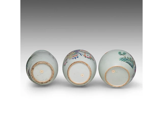 Three chinese famille rose ware, incl. a fine 'immortals' melon-shaped ginger jar, all late 19thc, total h 22,5 - h 42 cm - afbeelding 6 van  8