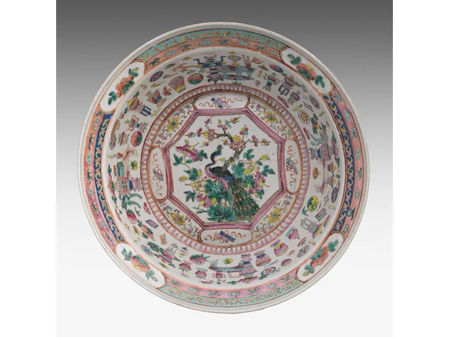 Three chinese famille rose ware, incl. a washing basin, a nanking ware vase, a wu shuang pu ginger jar, 19thc, h 13 - ø 39 cm / h 46 cm / total h 32 cm - afbeelding 2 van  11