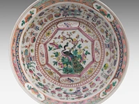 Three chinese famille rose ware, incl. a washing basin, a nanking ware vase, a wu shuang pu ginger jar, 19thc, h 13 - ø 39 cm / h 46 cm / total h 32 cm - afbeelding 2 van  11