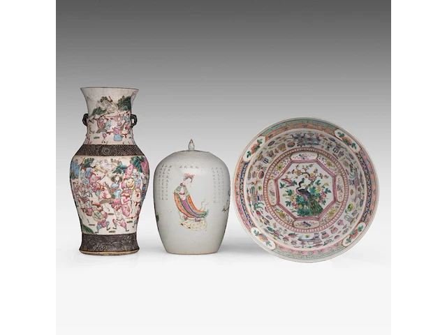 Three chinese famille rose ware, incl. a washing basin, a nanking ware vase, a wu shuang pu ginger jar, 19thc, h 13 - ø 39 cm / h 46 cm / total h 32 cm - afbeelding 1 van  11