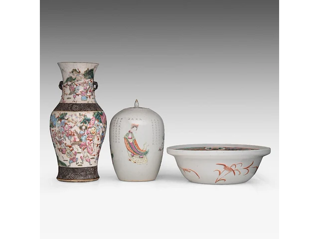 Three chinese famille rose ware, incl. a washing basin, a nanking ware vase, a wu shuang pu ginger jar, 19thc, h 13 - ø 39 cm / h 46 cm / total h 32 cm - afbeelding 4 van  11