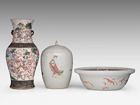 Three chinese famille rose ware, incl. a washing basin, a nanking ware vase, a wu shuang pu ginger jar, 19thc, h 13 - ø 39 cm / h 46 cm / total h 32 cm - afbeelding 4 van  11