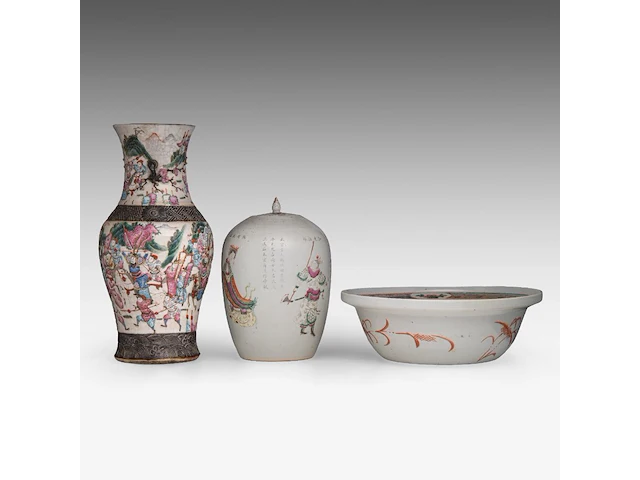 Three chinese famille rose ware, incl. a washing basin, a nanking ware vase, a wu shuang pu ginger jar, 19thc, h 13 - ø 39 cm / h 46 cm / total h 32 cm - afbeelding 5 van  11