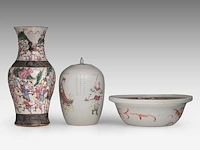 Three chinese famille rose ware, incl. a washing basin, a nanking ware vase, a wu shuang pu ginger jar, 19thc, h 13 - ø 39 cm / h 46 cm / total h 32 cm - afbeelding 5 van  11