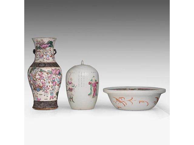 Three chinese famille rose ware, incl. a washing basin, a nanking ware vase, a wu shuang pu ginger jar, 19thc, h 13 - ø 39 cm / h 46 cm / total h 32 cm - afbeelding 6 van  11