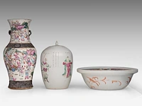 Three chinese famille rose ware, incl. a washing basin, a nanking ware vase, a wu shuang pu ginger jar, 19thc, h 13 - ø 39 cm / h 46 cm / total h 32 cm - afbeelding 6 van  11