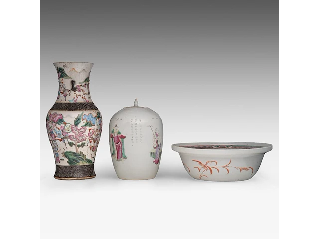 Three chinese famille rose ware, incl. a washing basin, a nanking ware vase, a wu shuang pu ginger jar, 19thc, h 13 - ø 39 cm / h 46 cm / total h 32 cm - afbeelding 7 van  11