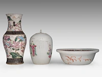 Three chinese famille rose ware, incl. a washing basin, a nanking ware vase, a wu shuang pu ginger jar, 19thc, h 13 - ø 39 cm / h 46 cm / total h 32 cm - afbeelding 7 van  11