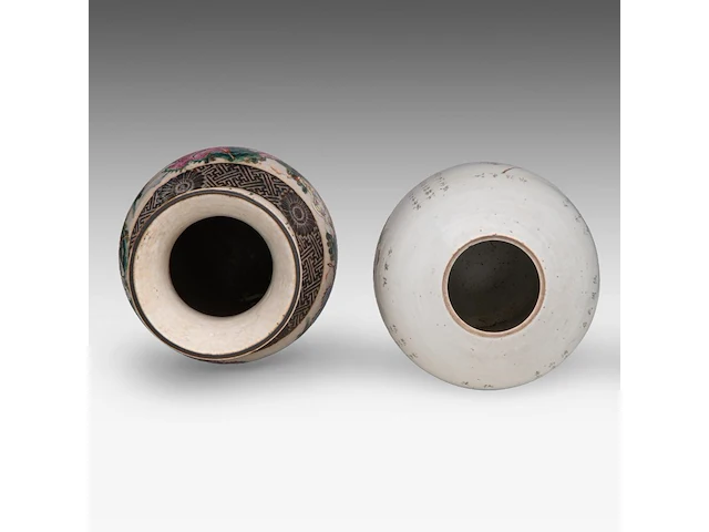 Three chinese famille rose ware, incl. a washing basin, a nanking ware vase, a wu shuang pu ginger jar, 19thc, h 13 - ø 39 cm / h 46 cm / total h 32 cm - afbeelding 8 van  11