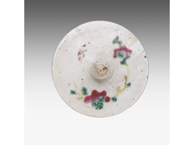 Three chinese famille rose ware, incl. a washing basin, a nanking ware vase, a wu shuang pu ginger jar, 19thc, h 13 - ø 39 cm / h 46 cm / total h 32 cm - afbeelding 10 van  11