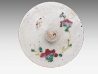 Three chinese famille rose ware, incl. a washing basin, a nanking ware vase, a wu shuang pu ginger jar, 19thc, h 13 - ø 39 cm / h 46 cm / total h 32 cm - afbeelding 10 van  11