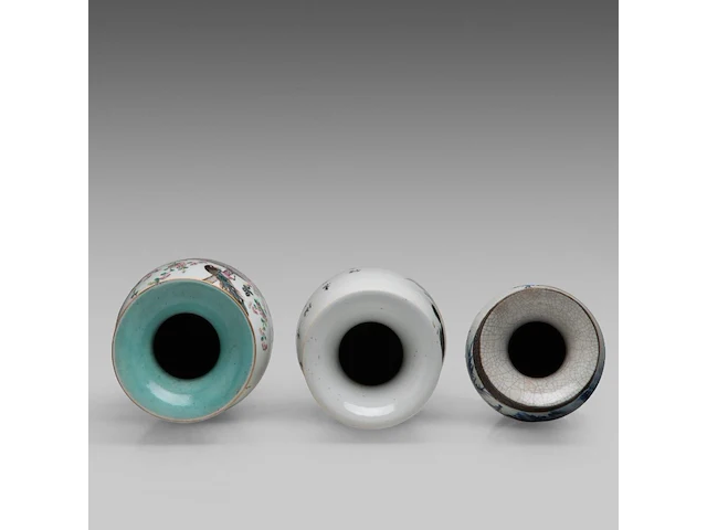 Three chinese vases, incl. a famille rose 'one hundred birds' vase with the top turquoise glazed, all 19thc, tallest h 61 cm - afbeelding 7 van  11