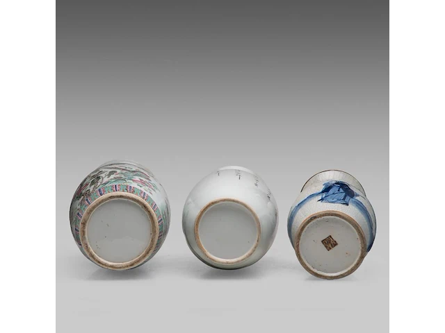 Three chinese vases, incl. a famille rose 'one hundred birds' vase with the top turquoise glazed, all 19thc, tallest h 61 cm - afbeelding 8 van  11