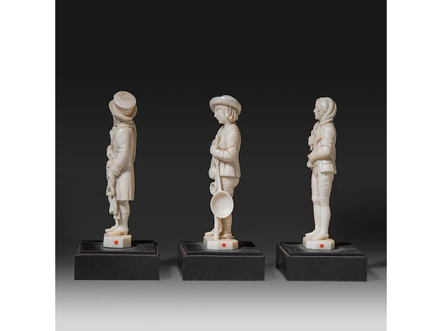 Three ivory sculptures on wooden bases depicting young men of various professions, signed migeon, 19thc, all total h 13 cm - ivory h 11 cm - total weight (together) ca. 400g (+) - afbeelding 3 van  6