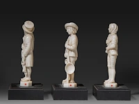 Three ivory sculptures on wooden bases depicting young men of various professions, signed migeon, 19thc, all total h 13 cm - ivory h 11 cm - total weight (together) ca. 400g (+) - afbeelding 3 van  6